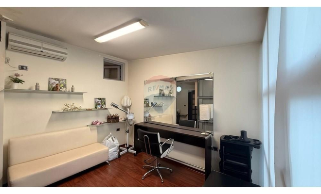 Ambient Biznesi me Qera, Ish ekspozita<span class="title_detail">Zyrë for rent në Albania</span>