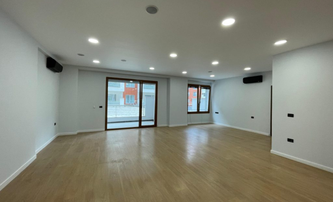 ZYRE PER QIRA TEK KOMPLESKI DELIJORGJI<span class="title_detail">Zyrë for rent në Tiranë, Albania</span>