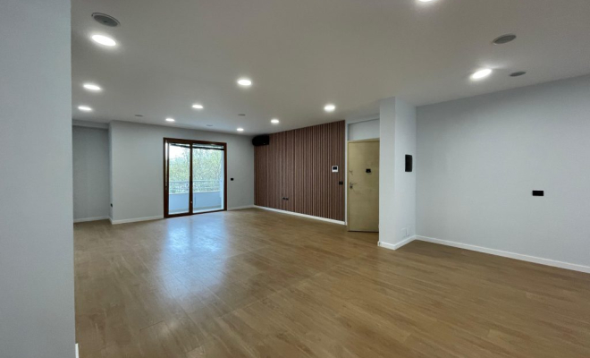 ZYRE PER QIRA TEK KOMPLESKI DELIJORGJI<span class="title_detail">Zyrë for rent në Tiranë, Albania</span>