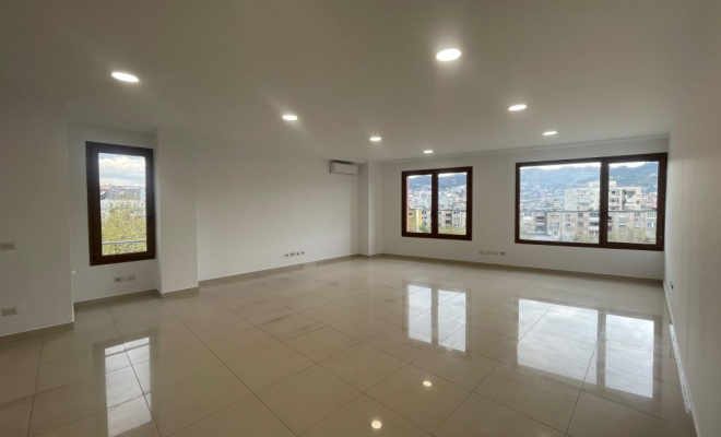 ZYRE PER QIRA TEK KOMPLESKI DELIJORGJI<span class="title_detail">Zyrë for rent në Tiranë, Albania</span>