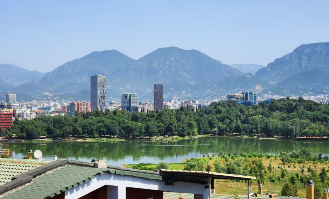 SHITET PENTHOUSE TEK LIQENI ARTIFICIAL<span class="title_detail">Apartament for sale në Tiranë, Albania</span>