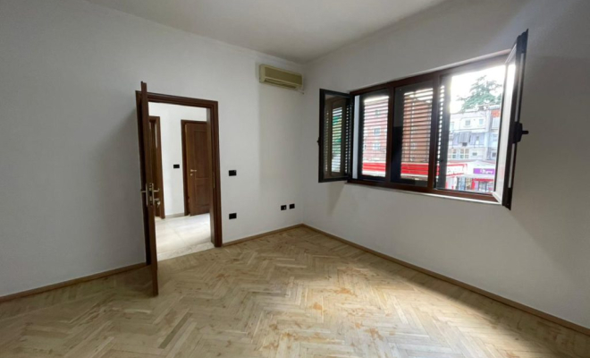 ZYRE PER QIRA NE BLLOK<span class="title_detail">Zyrë for rent në Tiranë, Albania</span>