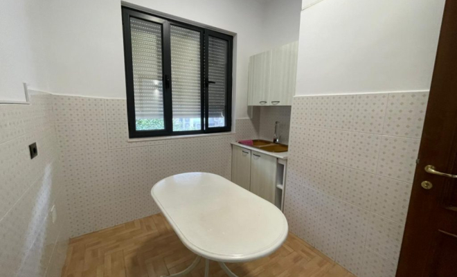 ZYRE PER QIRA NE BLLOK<span class="title_detail">Zyrë for rent në Tiranë, Albania</span>